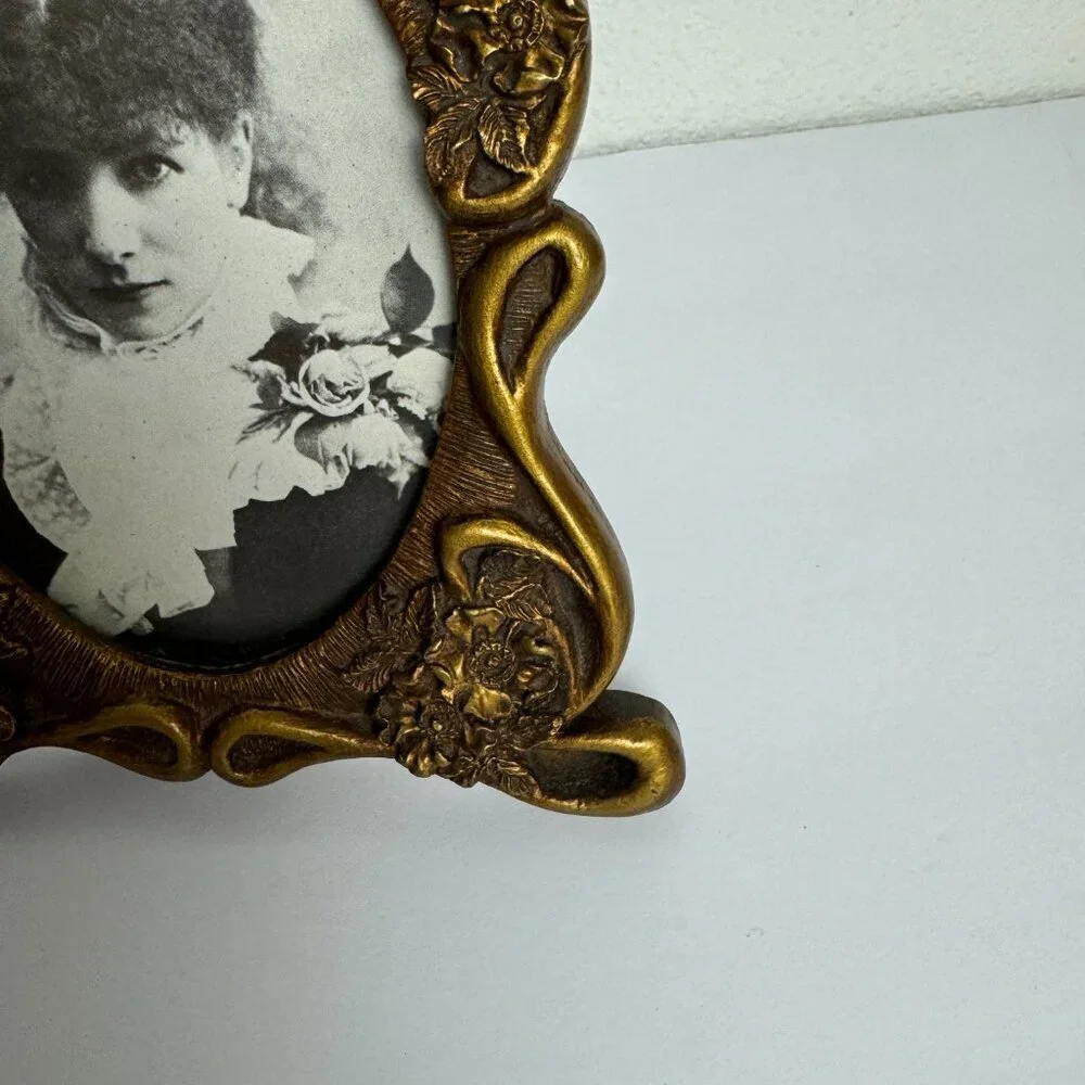 Vintage Picture Frame  Oval Photo